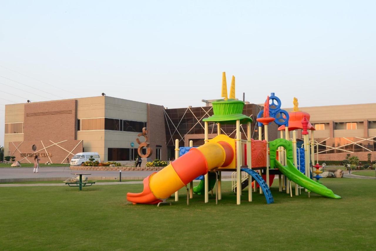 Circle Club Faisalabad Hotel Kültér fotó